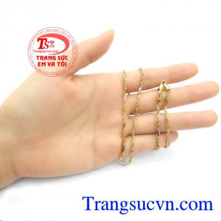 Dây vàng Italia 75 được bện từ 3 sợi dây vàng ý sáng bóng với kiểu dáng độc đáo mới lạ là sự lựa chọn tuyệt vời cho bạn.