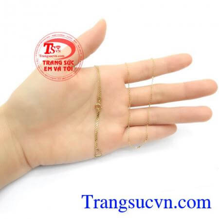 Dây chuyền nhập khẩu nguyên chiếc từ Italy với thiết kế độc đáo, nhẹ nhàng mang đến nét dịu dàng quý phái cho bộ dây, phù hợp với nhiều kiểu dáng mặt dây khác nhau