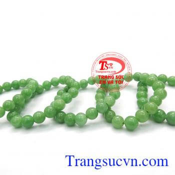 Do ngọc cẩm thạch có tác dụng đem lại sự bình an, may mắn, người đeo ngọc sẽ thêm phần sang trọng và quý phái.