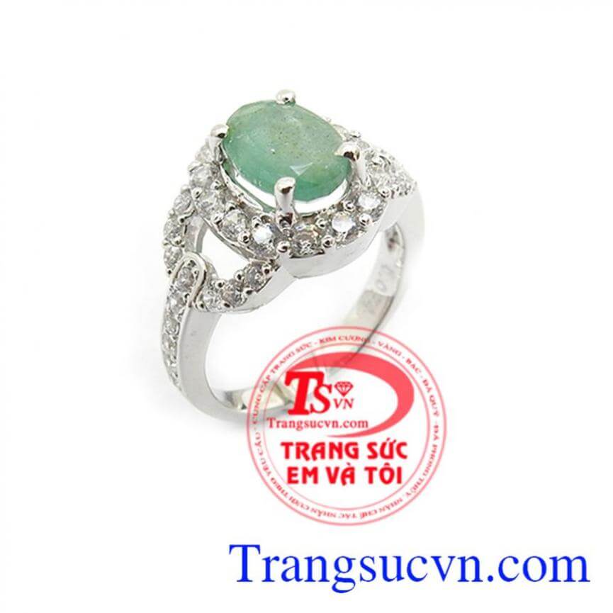 Nhẫn đính hôn gắn đá emerald