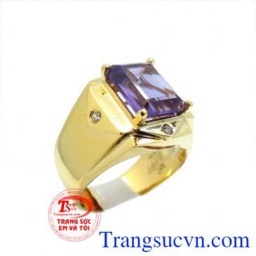 Đá thạch anh tím tượng trưng cho sức mạnh thông thái, sự hiểu biết sâu rộng, lòng kiên định, cũng như đem lại may mắn trong tình yêu