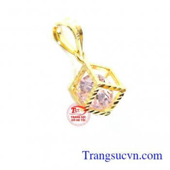 Mặt nữ vàng tây đá hồng xinh là sản phẩm trang sức được ưa chuộng nhiều năm trên thị trường.