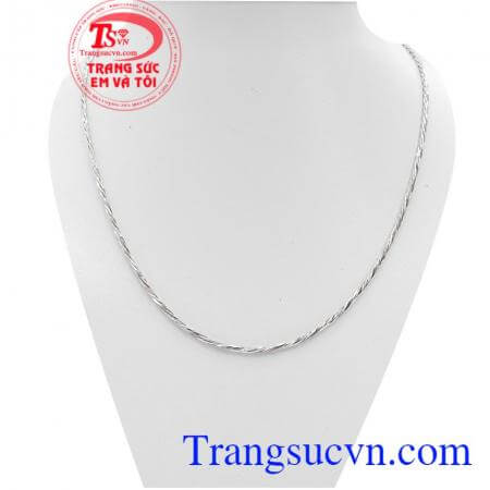 Dây chuyền vàng trắng tết là sản phẩm dây chuyền nhập khẩu từ nước Italy, đất nước của trang sức vàng, dây chuyền kiểu dáng sang trọng, quý phái tôn lên vẻ đẹp của người đeo.
