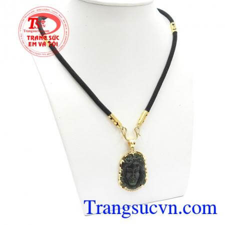 Bộ Dây Chuyền Chúa Giêsu Bình An gồm dây vải bọc vàng độc đáo và mặt dây chúa Giêsu bọc vàng, sự kết hợp độc đáo mang đến phong cách mới mẻ, mạnh mẽ cho phái mạnh