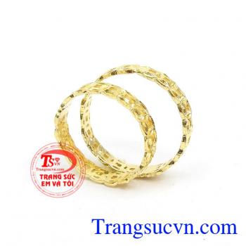 Đôi nhẫn cưới là biểu tượng cho tình yêu bất diệt giữa các cặp đôi, Là khởi đầu cho cuộc sống mới của hai người