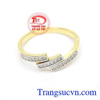 Nhẫn nữ vàng 10k sang trọng chế tác công nghệ cao, đường nét sắc sảo, tinh tế, mang lại vẻ đẹp mới lạ, phong cách riêng cho phái đẹp