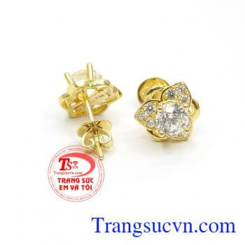 Được chế tác 3D xinh xắn mang lại vẻ đẹp trẻ trung, trang nhã cho người đeo. Hoa tai sang trọng