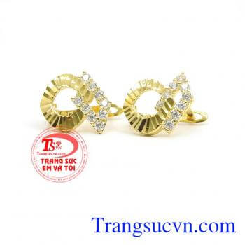 Hoa tai quý phái là sản phẩm vàng được chế tác tỉ mỉ và tinh xảo đẹp lại vẻ đẹp sang trọng cho phái nữ. 