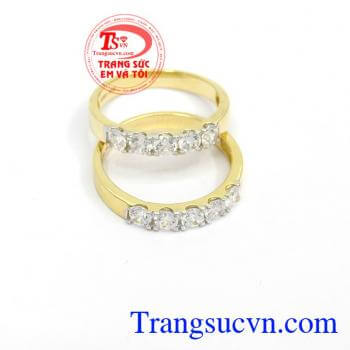 Đôi nhẫn cưới gắn đá tinh xảo là biểu tượng cho tình yêu bất diệt giữa các cặp đôi, là khởi đầu cho cuộc sống mới của hai người