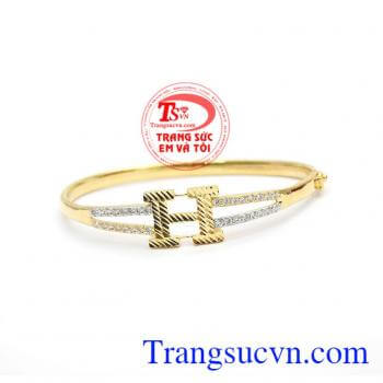 Vòng tay chữ H là sản phẩm kiểu dáng mới, độc đáo được chị em phái đẹp ưa thích.