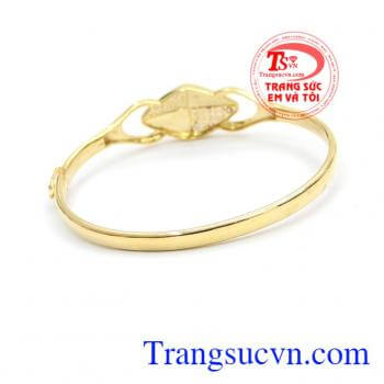 Vòng tay đẹp tinh tế là sản phẩm thiết kế sang trọng, đính đá tinh tế.