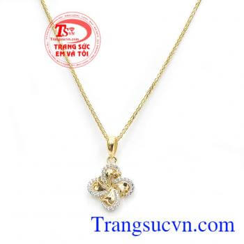 Công ty trang sức em và tôi chuyên cung cấp các sản phẩm đá quý, đá phong thủy, vàng, bạc, ngọc trai,Mặt dây vàng tây xinh xắn