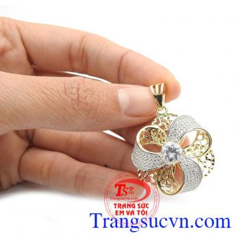 Mặt dây bông hoa sang trọng