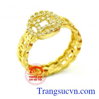 Hãy tham khảo mẫu nhẫn độc đáo với hình kim tiền gắn đã trên mặt tạo điểm nhấn cho chiếc nhẫn