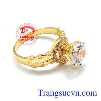 Nếu trước đây ngày Thần Tài, mọi người chỉ nghĩ tới mua nhẫn tròn trơn, hoặc vàng miếng để cầu may, thì ngày nay xu hướng đã thay đổi