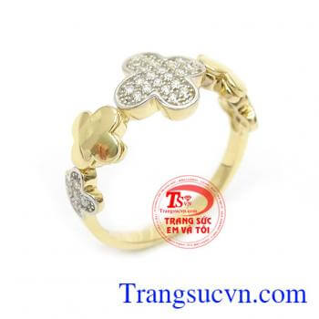 Nhẫn cỏ 4 lá may mắn là sản phẩm nhẫn nữ được chế tác tinh thế, theo công nghệ 3D mới, cỏ 4 lá mang ý nghĩa may mắn