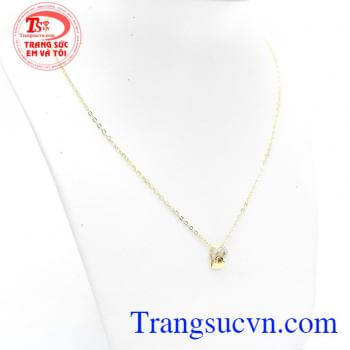 Bộ Dây Chuyền Tình Yêu Son Sắc với chế tác mới lạ, phù hợp tôn lên vẻ dịu dàng, tinh tế của phái đẹp,Bộ Dây Chuyền Tình Yêu Son Sắc