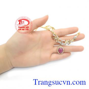 Bên cạnh đó Ruby thiên nhiên còn là biểu tượng của may mắn, bình an và thịnh vượng. Kiềng Vàng Ruby Sang Trọng