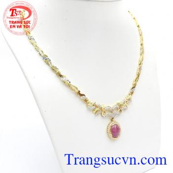 Kiềng Vàng Ruby Sang Trọng chế tác bằng vàng 10k kết hợp mặt Ruby thiên nhiên cao cấp.