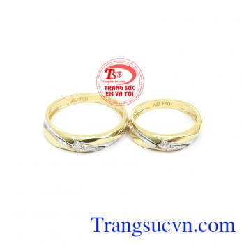 Đôi Nhẫn Hạnh Phúc Đong Đầy ngoài ý nghĩa gắn bó, tin tưởng lẫn nhau nhẫn cưới còn là biểu trưng cho sự thủy chung, lâu bền
