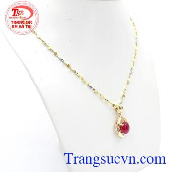 Bộ Trang Sức Ruby Quý Phái kết hợp giữa dây chuyền và mặt dây kiểu dáng mới mang lại nét quyến rũ, trẻ trung và sang trọng,Bộ Trang Sức Ruby Quý Phái