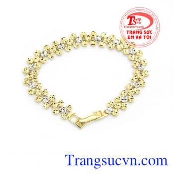 Lắc tay sang trọng được chế tác tỉ mỉ, sang trọng tôn lên vẻ đẹp của phái nữ.