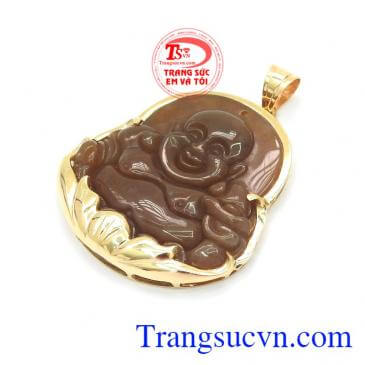 Mặt Phật Di Lặc Mã Não Hoan Hỉ trên người vừa là đồ trang sức thể hiện phong cách phái mạnh, vừa mang ý nghĩa phong thủy sâu sắc