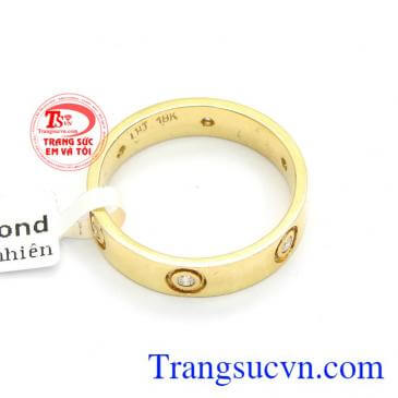 Kim Cương là biểu tượng cho sự vĩnh cửu, bất diệt, trong tình yêu, vì vậy được chọn là món quà tuyệt vời dành tặng người bạn yêu thương