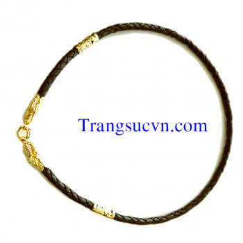 Dây da bọc rồng vàng 18k Dây da bọc vàng 18k 2 đầu hình đúc hình rồng gắn đá đỏ vào mắt rồng 2 đốt ở thân dây được chạm khắc hình rồng quanh dây tổng 4 đốt, dây da được bện vào nhau xen kẽ tạo lên sư mạnh mẽ và doàn kết và hợp nhất sức mạnh. Làm tôn lên k