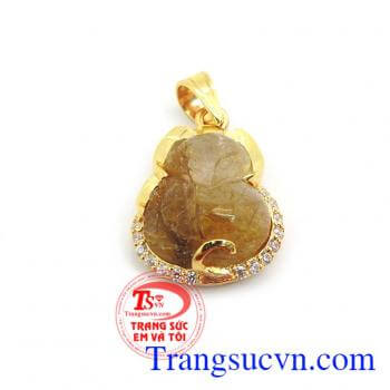 Mặt dây hồ ly hạnh phúc là sản phẩm được chế tác từ thạch anh thiên nhiên mang lại nhiều may mắn, giàu sang.