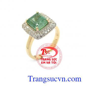 Nhẫn nữ gắn đá ngọc lục bảo là sản phẩm đá emerald thiên nhiên, dòng đá cao cấp sau mỗi kim cương.