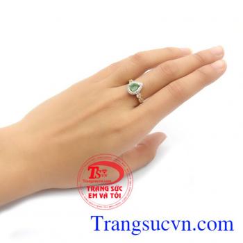 Nhẫn nữ emerald sang trọng