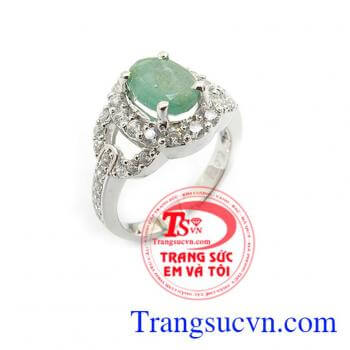 Nhẫn đính hôn gắn đá emerald