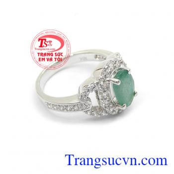 Sản phẩm vàng trắng 18k sáng bóng, đem đến vẻ đẹp sang trọng mà mọi cô gái đều ưa thích. Nhẫn đính hôn gắn đá emeral