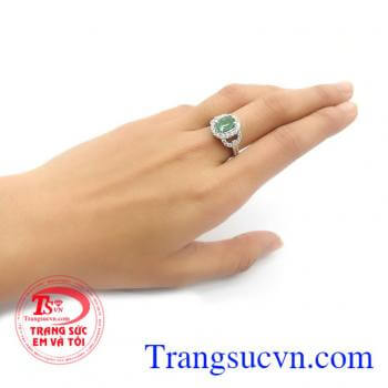 Nhẫn đính hôn gắn đá emeral