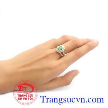 Nhân nữ emeral thiên nhiên