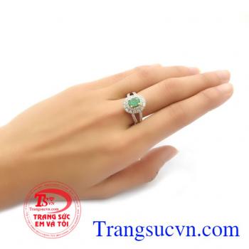 Nhân nữ emeral thiên nhiên