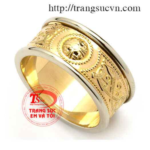 Chiếc nhẫn nam họa tiết hoa văn làm tôn lên bàn tay đeo nhẫn vàng tây 18k hoa văn cổ sang trọng.