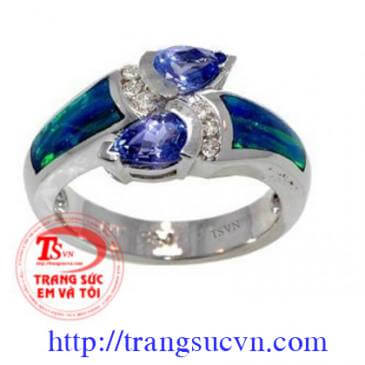 nhẫn được làm từ vàng trắng