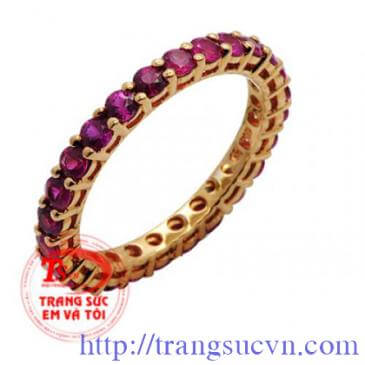 Nhẫn ruby thiết kế đơn giản nhưng không đơn điệu, sản phẩm được chế tác từ đá ruby tạo thêm sức hút cho sản phẩm.