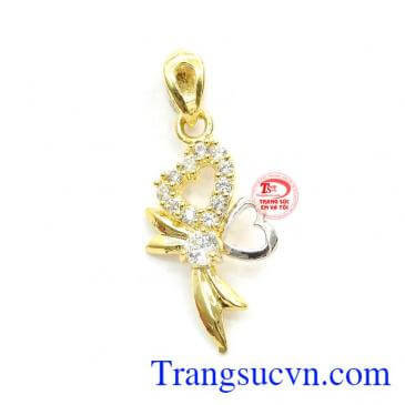 Mặt dây nơ quyến rũ sản xuất từ vàng 10k, kết hợp cùng vàng trắng để tạo điểm nhấn cho sản phẩm,Mặt dây nơ quyến rũ