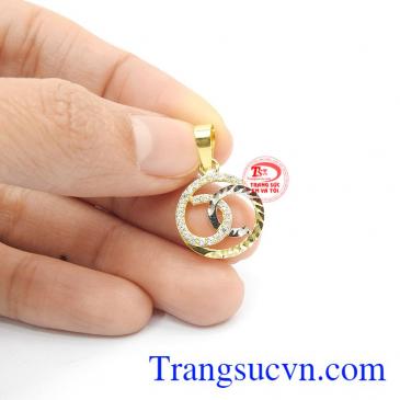 Sản phẩm được chế tác từ vàng 10k đảm bảo tính bền đẹp và sáng bóng,Mặt dây nữ Channel