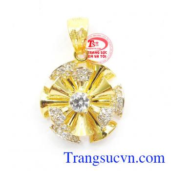 Mặt dây hoa cánh vàng vô cùng độc đáo, những cánh hoa được ghép đan xen, trên cánh điểm thêm chút đá CZ làm bông hoa như rực sáng,Mặt dây hoa cánh vàng