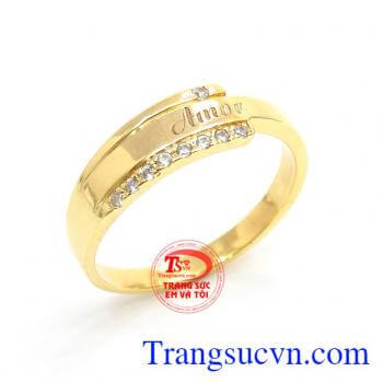 Nhẫn nữ Amor vàng tây 14k được thiết kế dựa trên ý nghĩa của chữ Amor. Theo tiếng Tây Ban Nha, amor chính là tình yêu. Một chiếc nhẫn vô cùng ý nghĩa, hãy dành tặng cho người mình yêu bằng món quà này nhé! Sản phẩm bền đẹp, giao hàng trên toàn quốc, bảo h