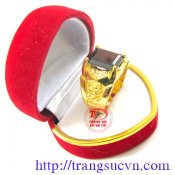 Nhẫn nam pro kiểu dáng đẹp, chất lượng cao, thương hiệu Em Và Tôi uy tín, chất lượng, Nhẫn nam pro thiết kế phù hợp thời trang phái mạnh bằng vàng 18k đá Granat hiên nhiên cao cấp.