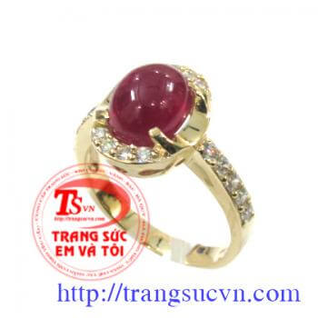 Ruby cabachon đỏ đậm tôn lên vẻ tinh tế, sang trọng cho người đeo, giao hàng trên toàn quốc.