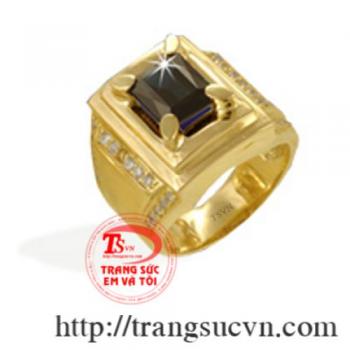 Nhẫn nam được chế tác trên chất liệu vàng tây 18k gắn đá quý sapphire thiên nhiên với độ cứng cao nên rất đẹp và trang trọng