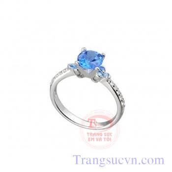 Nhẫn được chế tác trên chất liệu vàng trắng 14k, trọng lượng chỉ, gắn đá topaz thiên nhiên