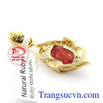 Mặt dây ruby không chỉ làm người phụ nữ thêm đẹp hơn, mà còn có tác dụng phong thủy, giúp ngủ ngon, đem lại bình an cho người sử dụng,Mặt dây vàng đá quý ruby