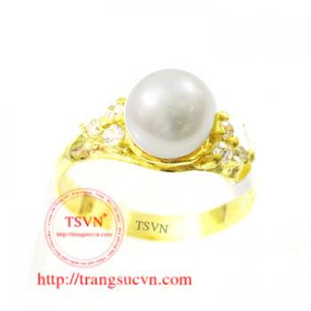 Nhẫn được chế tác bằng vàng 24k với gắn ngọc trai thiên nhiên với thiết kế thân nhẫn ngọc trai tinh sảo tạo nên phần vỏ nhẫn đẹp với ngọc trai thiên nhiên đã có giấy chứng thư kiểm định rồi.